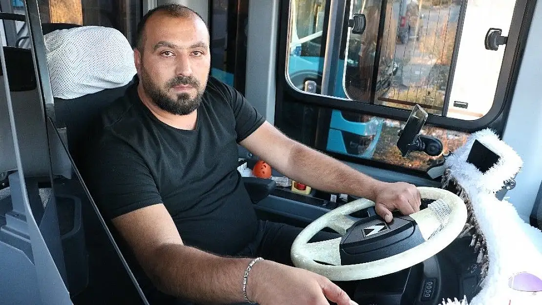 'Kalp krizi geçiren yolcuyu kucağında taşıdı'