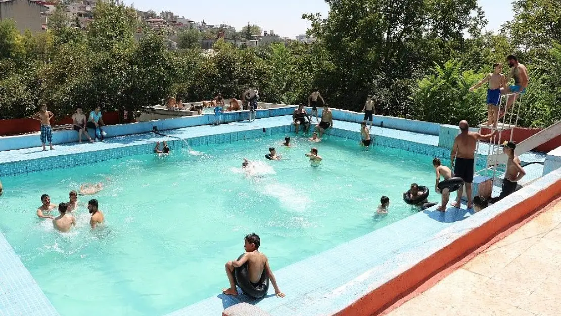 'Sıcaktan bunalanlar yüzme havuzlarında serinledi'