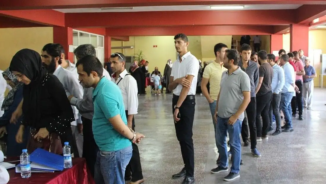 '254 kişilik işe başvuran 15 bin 723 kişi arasında kura çekildi'