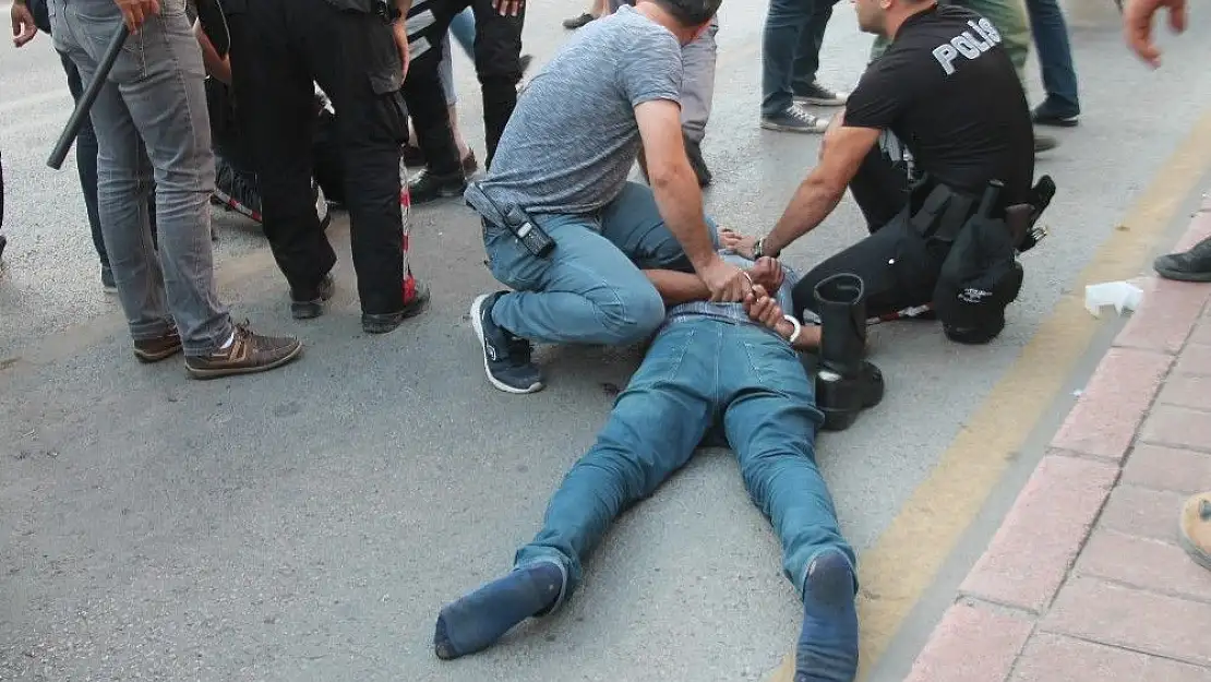 'Şüpheli araçtaki şahıslar kavga çıkardı, 1 polis yaralandı'