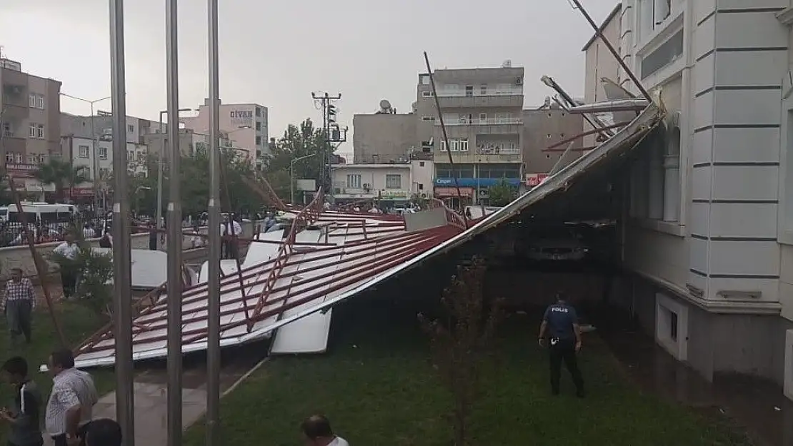 'Adıyaman´da şiddetli fırtına çatıları uçurdu'