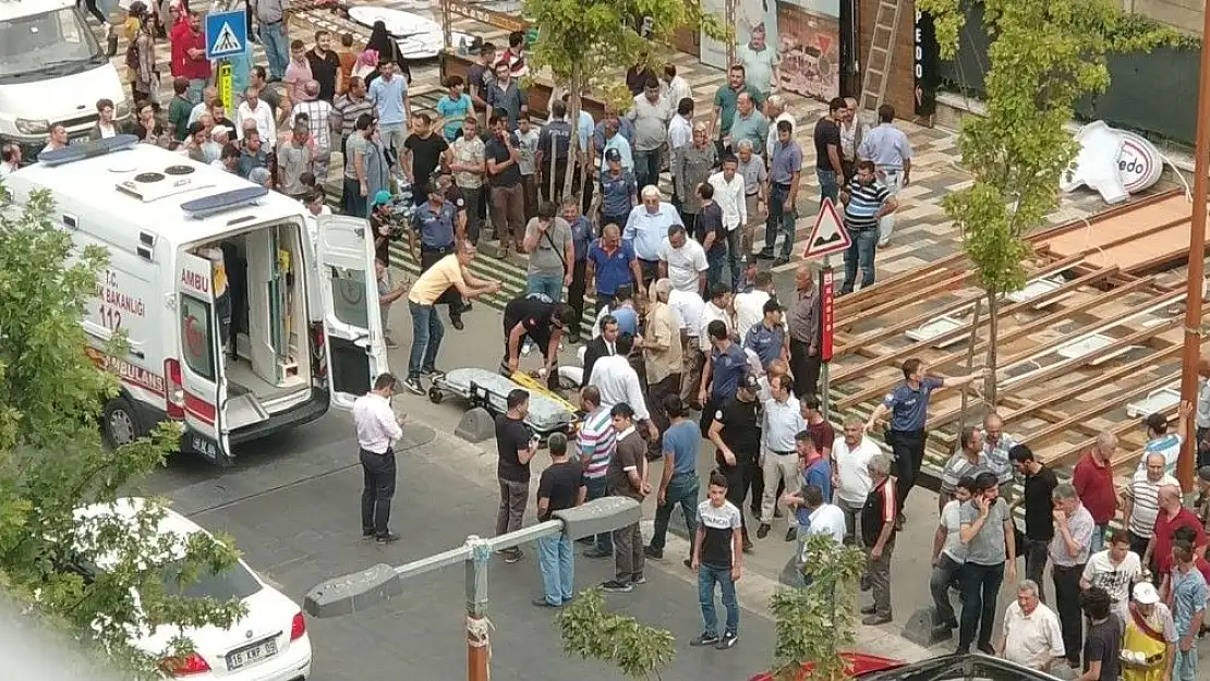 'Anne ve kızının üzerine reklam tabelası düştü'