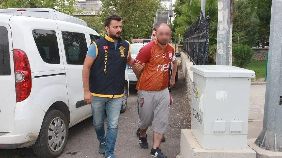 'Camide uyuyan vatandaşın yanına sürünerek gidip telefonunu çaldı'
