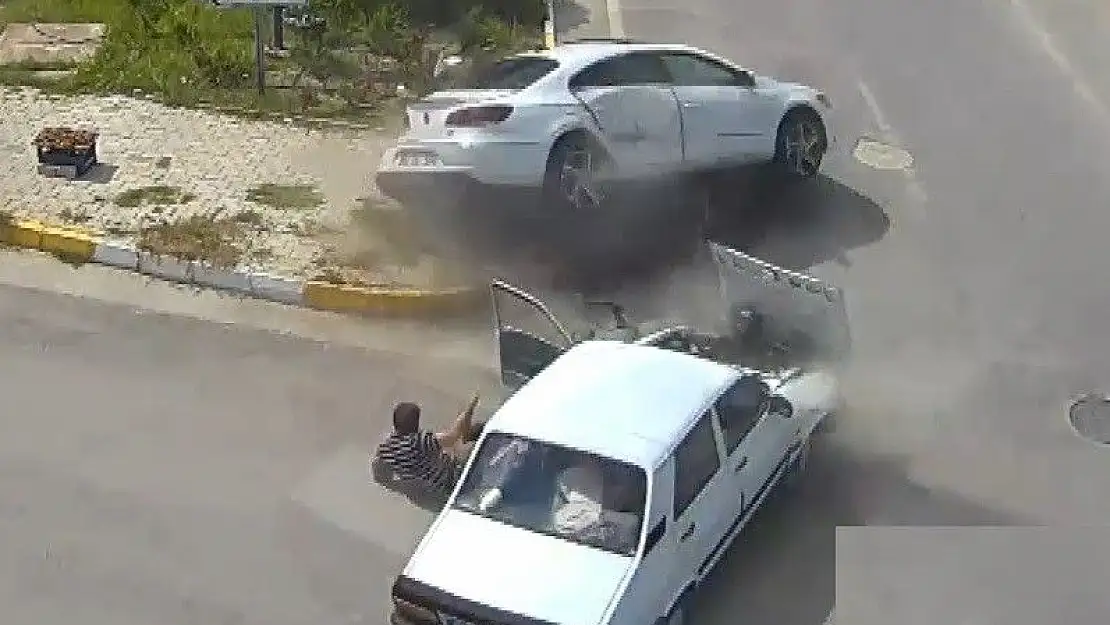 'İki araç çarpıştı, kemer takılı olmayan sürücü dışarı fırladı'