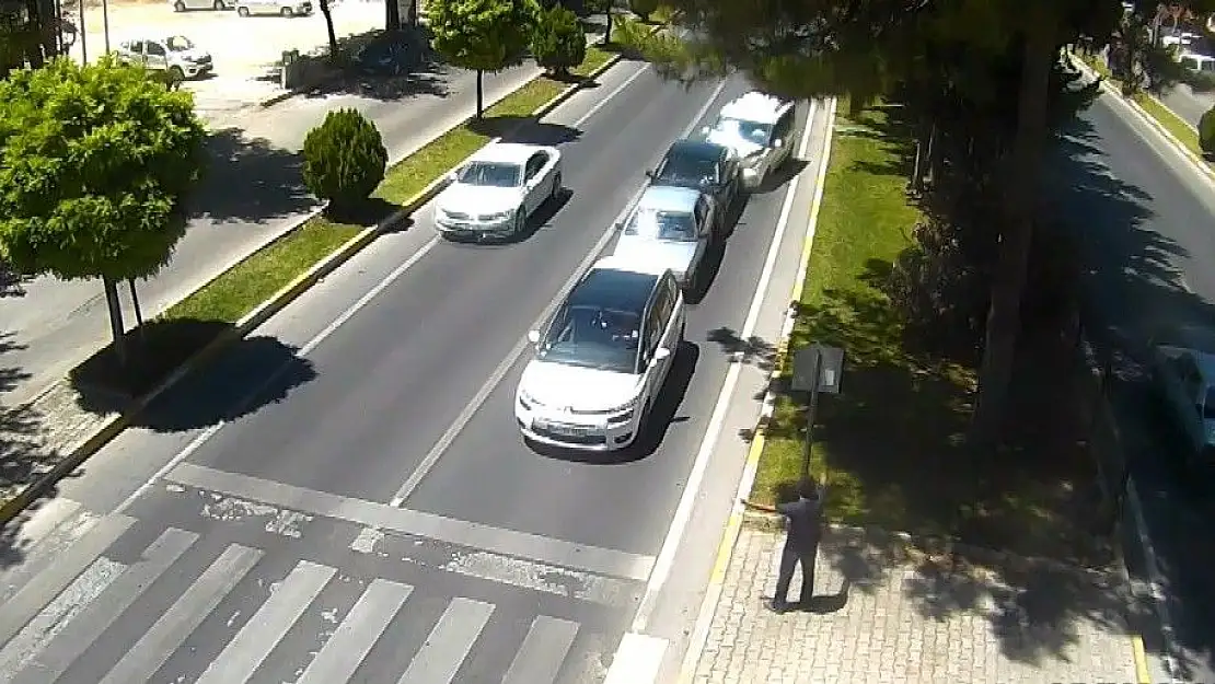 'Sol şeritte durarak yayaya yol vermek isteyen sürücü kazaya neden oldu'