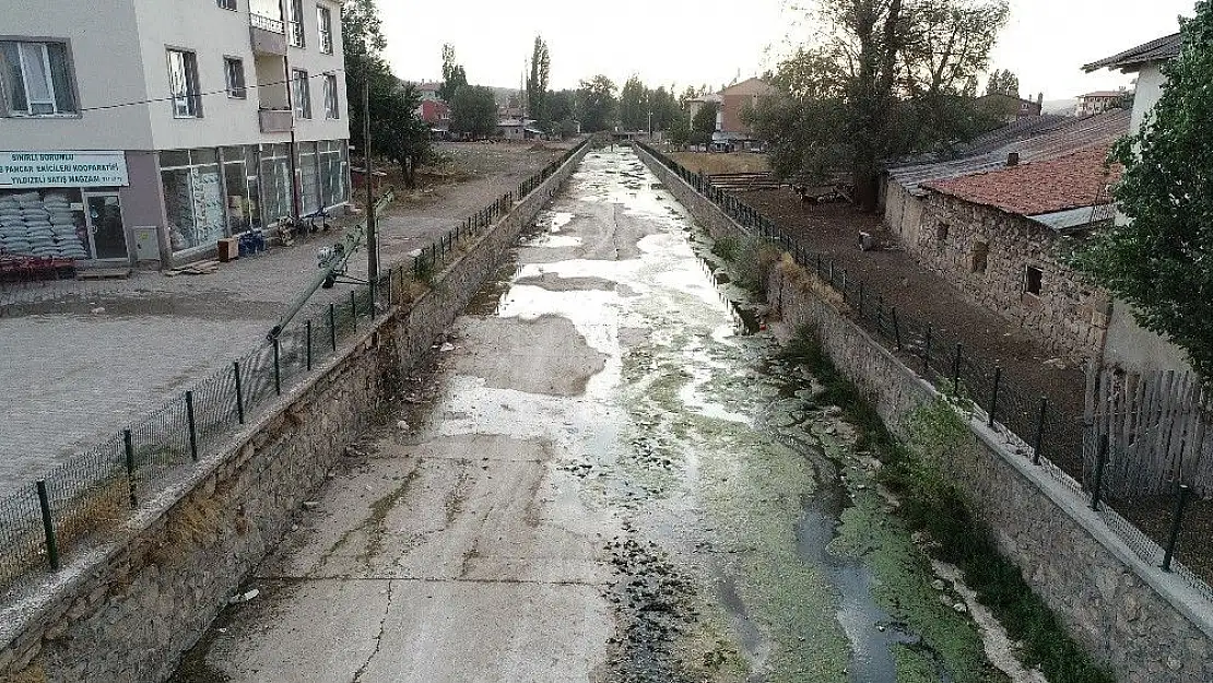 'Uzun yıllar sonra kuruyan ırmak ilçe halkını endişelendirdi'