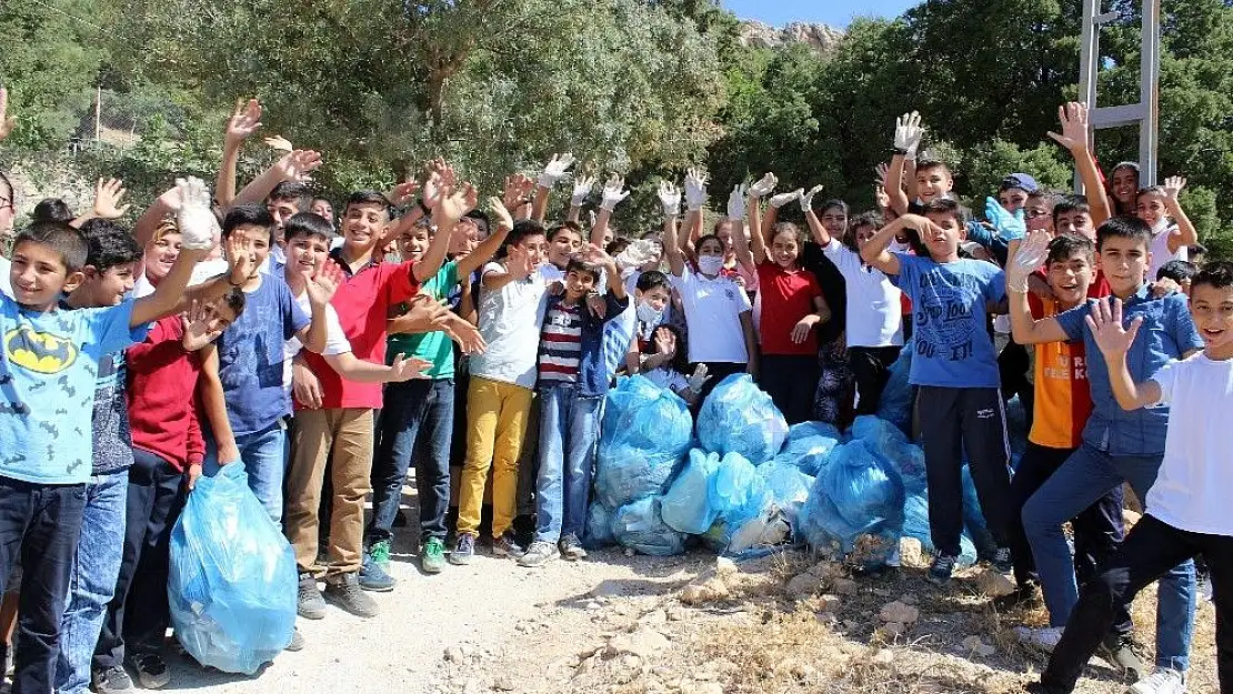 'Öğrenciler yarım saatte 2 kamyon çöp topladı'