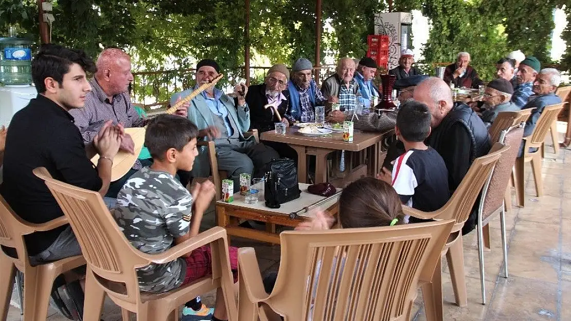 'Elazığ´da çocuklar, yaşlılarla bir araya geldi'