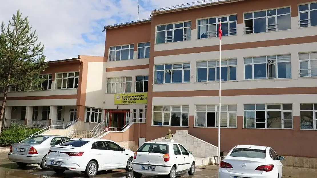 'Okulun güvenlik kamerası kayıt cihazını çaldılar'