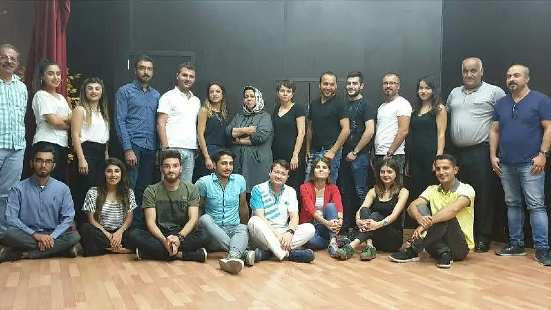 'Tiyatro topluluğuna oyuncular seçiliyor'