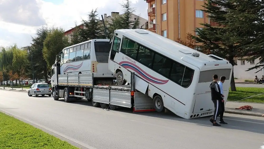 'Tırdan düşen otobüs şaha kalktı'