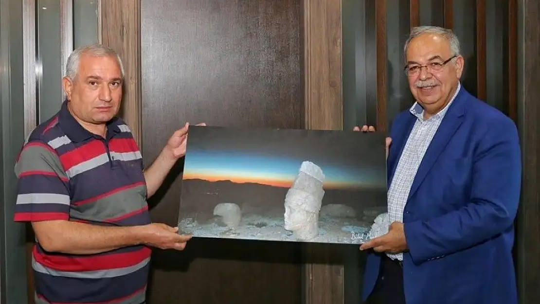 'Adıyamanlı fotoğraf sanatçısından Kutlu´ya hediye'