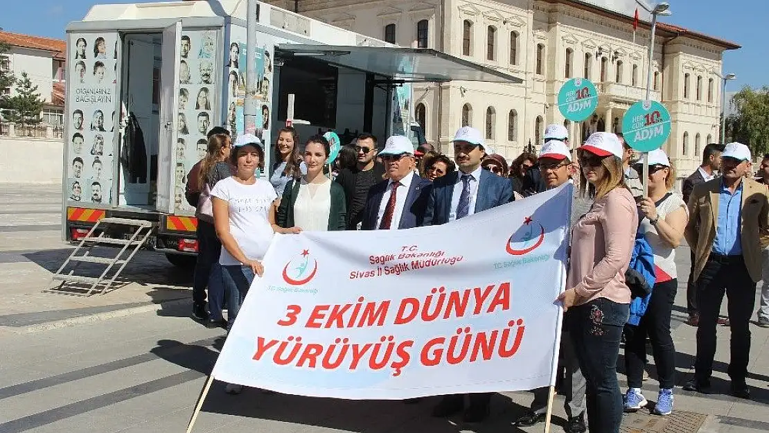 '´Her gün on bin adım´ sloganıyla yürüdüler'