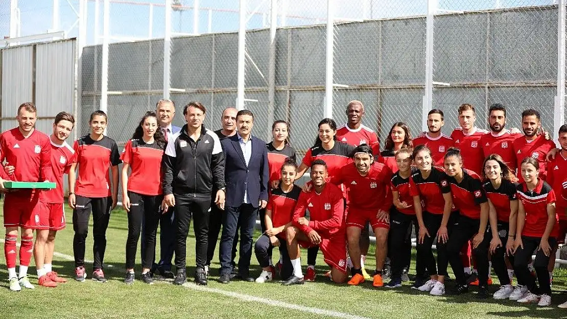'Kadın futbolculardan Sivasspor antrenmanına ziyaret'