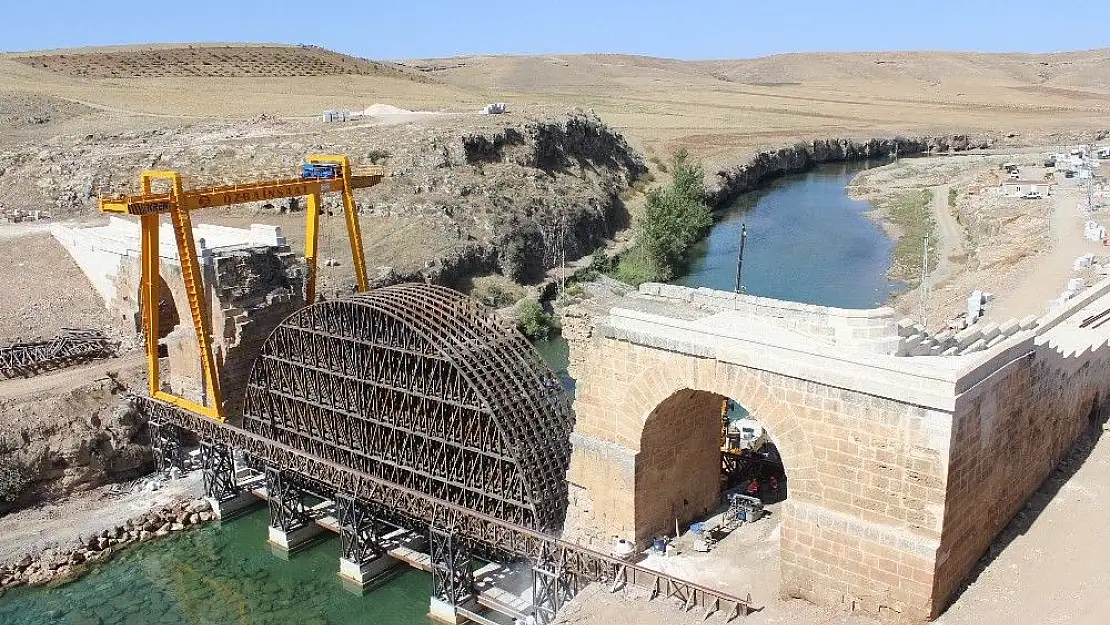 '(Özel) Havaya uçurulan bin 800 yıllık köprünün iki yakası birleşiyor'