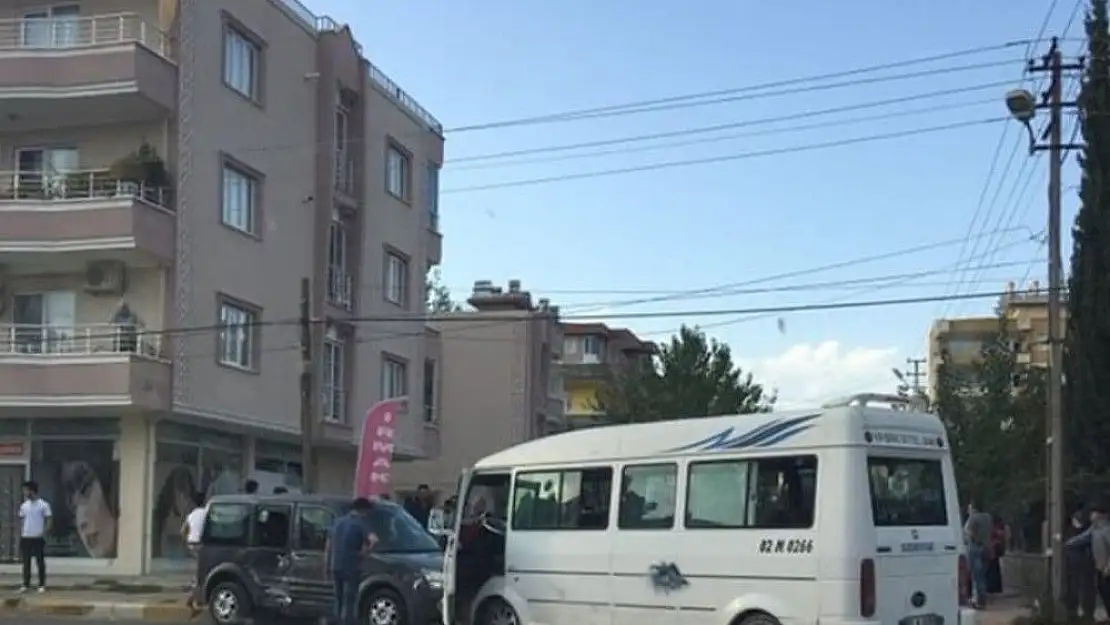 'Yolcu minibüsü ile hafif ticari araç çarpıştı: 2 Yaralı'