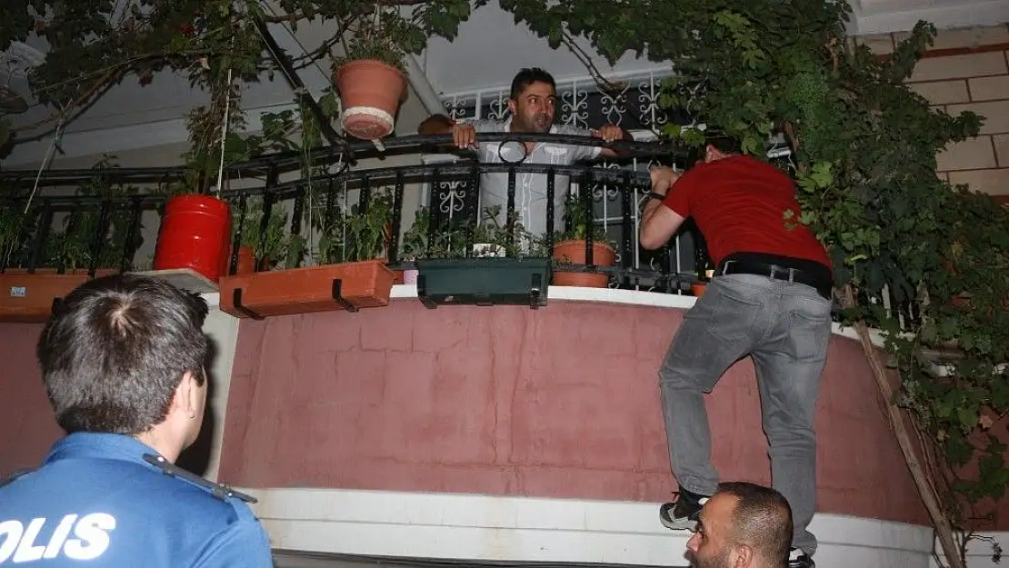 '´Hırsız içeride´ ihbarı polisi balkona tırmandırdı'