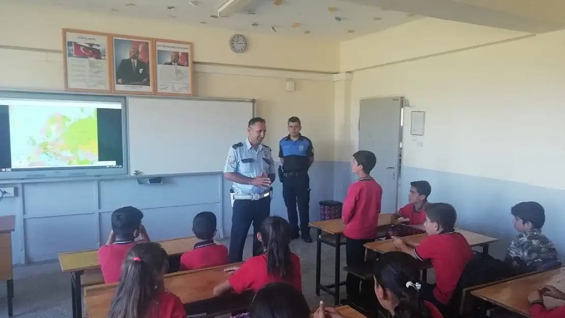 'Öğrencilere trafik eğitimi verdi'
