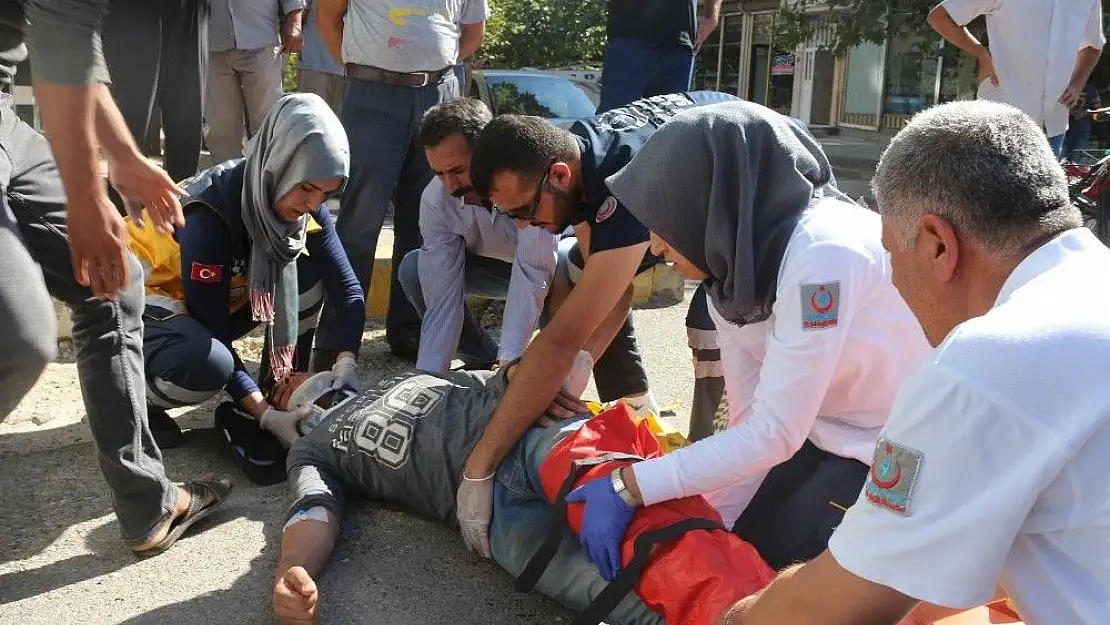 'Otomobil ile elektrikli bisiklet çarpıştı: 2 Yaralı'