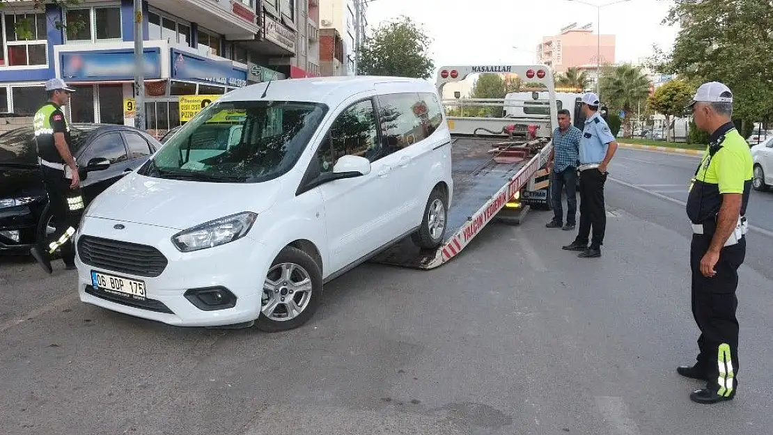 'Uygunsuz park eden araçlar otoparka çekildi'