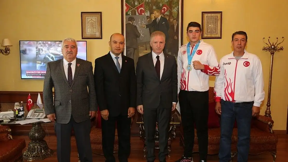 'Vali Gül, başarılı sporcuları ödüllendirdi'