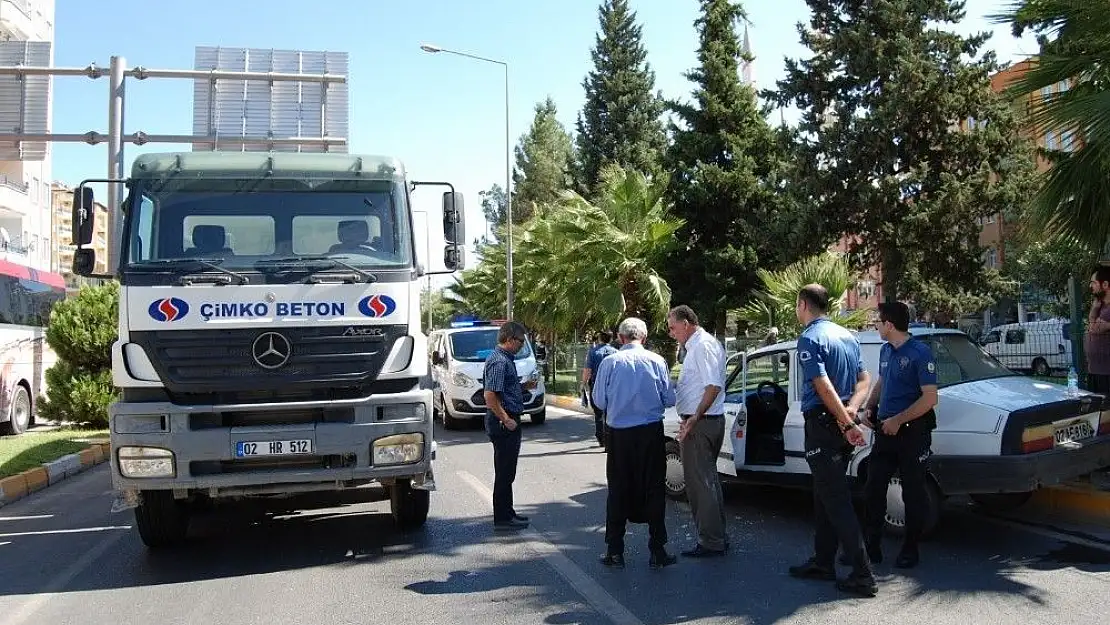 'Beton mikseri otomobille çarpıştı'