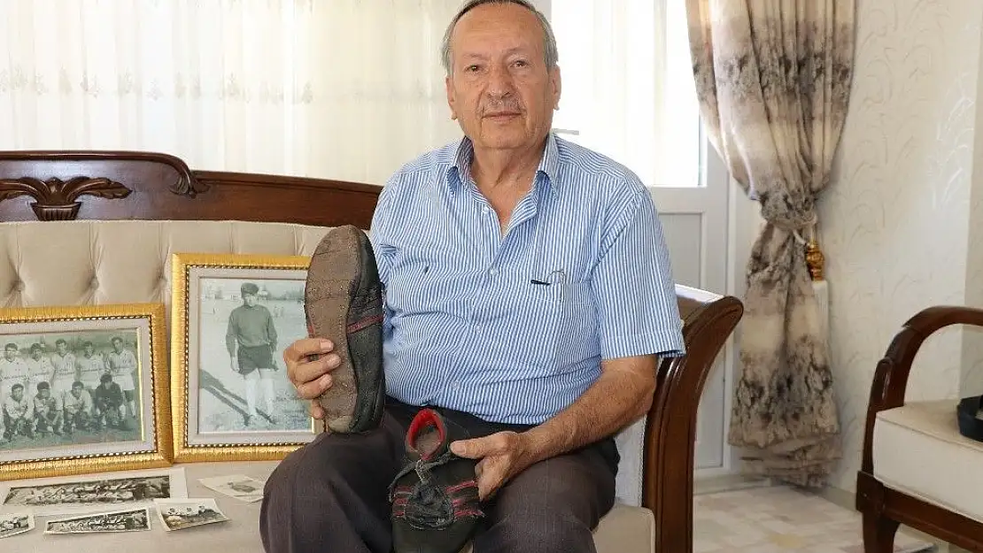 '50 yıllık futbol ayakkabısını saklıyor'