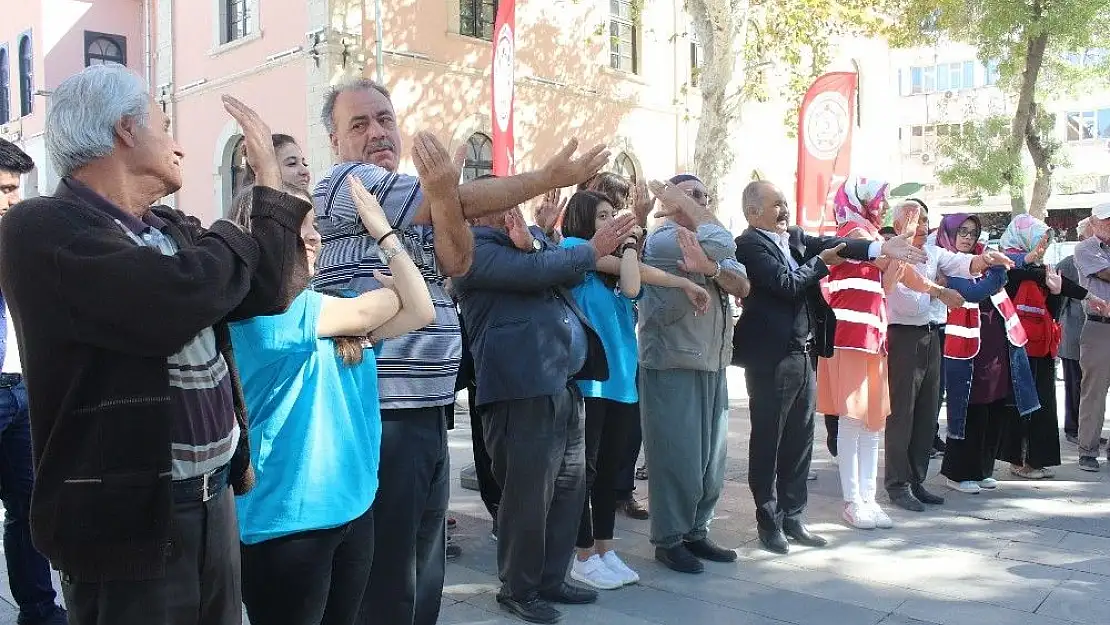 'Elazığ´da gençler ile yaşlılar egzersiz yaptı'