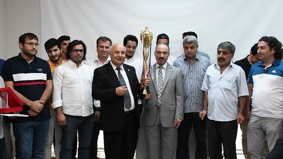 'Yaman team ödülünü Rektör Gönüllü´ye teslim etti'