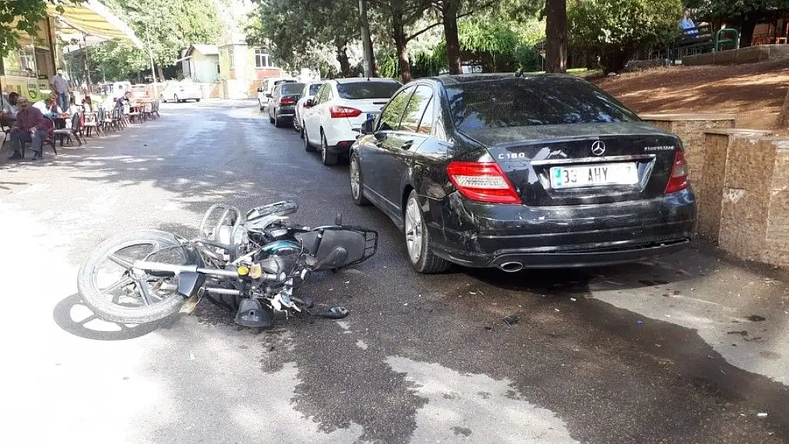 'Motosiklet park halindeki otomobile çarptı: 1 yaralı'