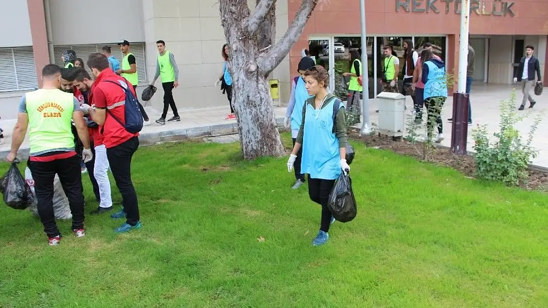 'FÜ öğrencileri, çöpleri topladı'
