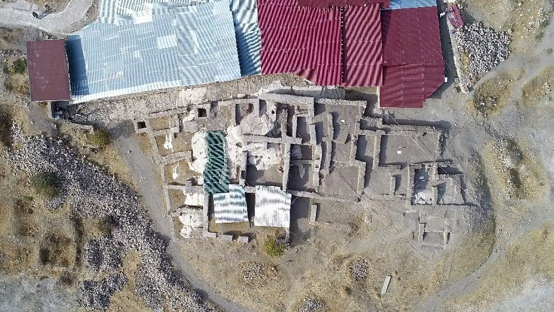 'Harput Kalesinde bu yıl 20 bin obje gün yüzüne çıkartıldı'