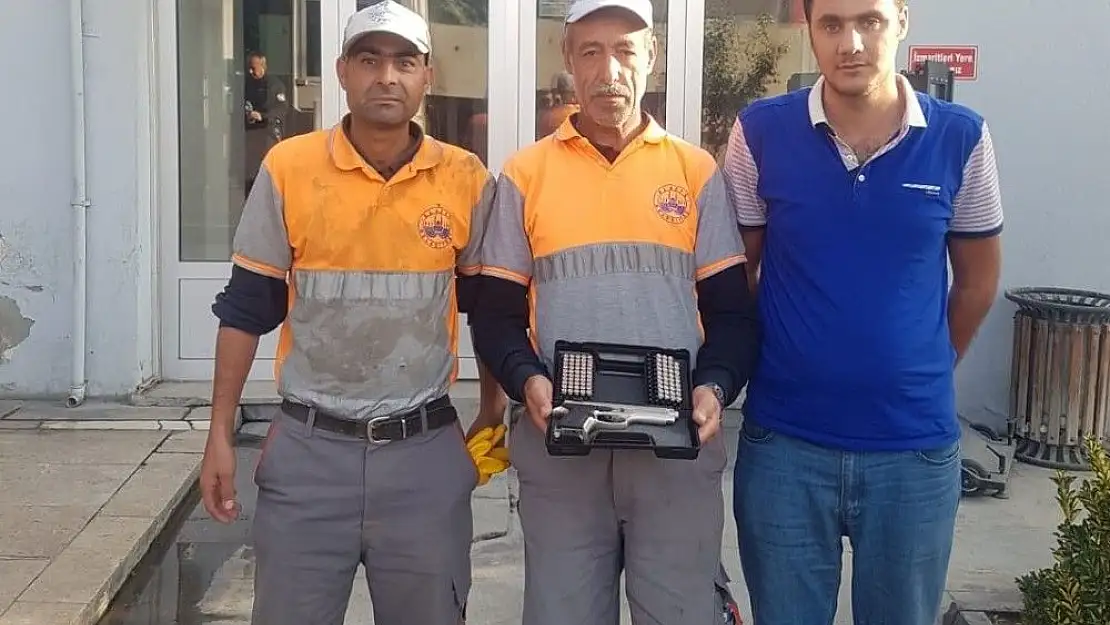 'Temizlik işçileri çanta buldu, tabanca ve mermiler çıktı'