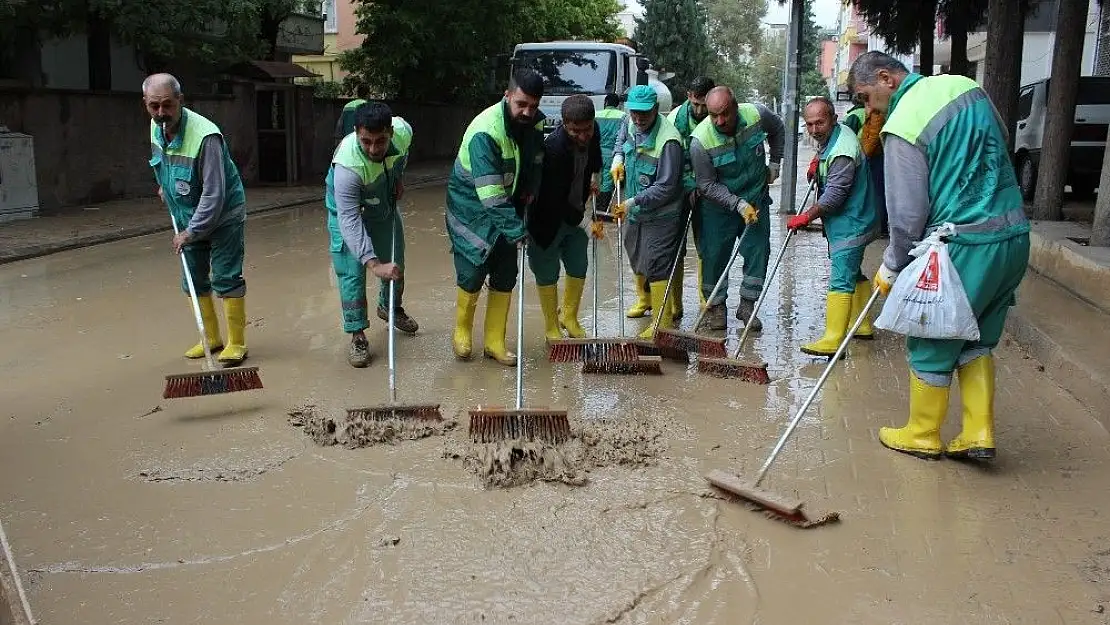 'Sel sonrası cadde ve sokaklar çamur deryasına döndü'