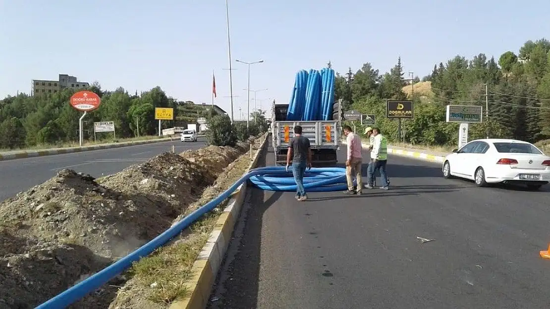 'Atatürk Bulvarındaki refüje otomatik sulama sistemi hattı döşeniyor'