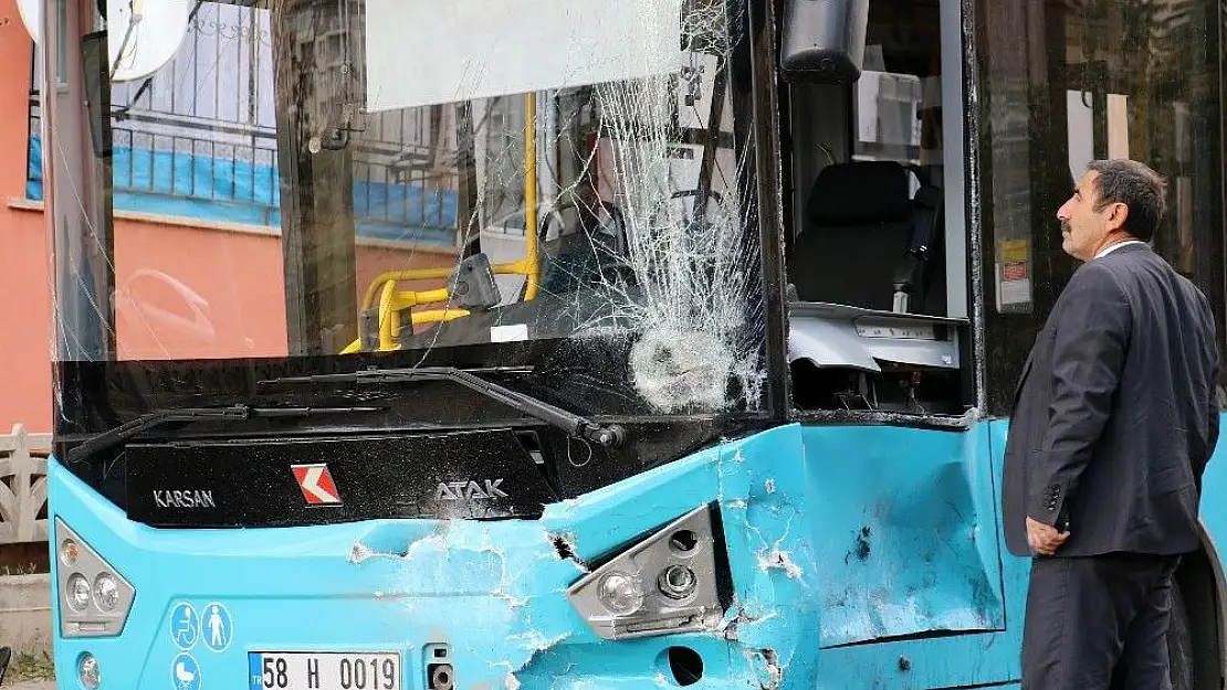 'Ehliyetsiz sürücünün kullandığı otomobil, halk otobüsüne çarptı'