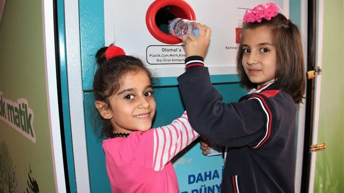'Okulda atıklar puana dönüşüyor, alışverişte kullanılıyor'