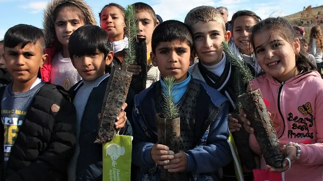 'Elazığ´da,öğrenciler 2 bin 600 fidan dikti'