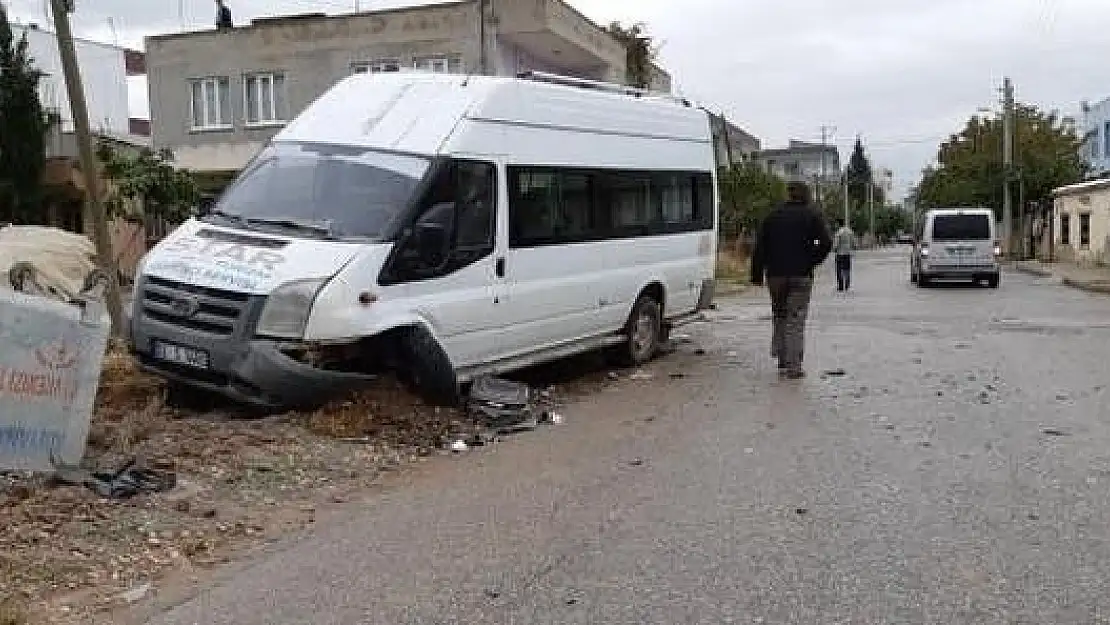 'Minibüs ile otomobil çarpıştı: 2 Yaralı'