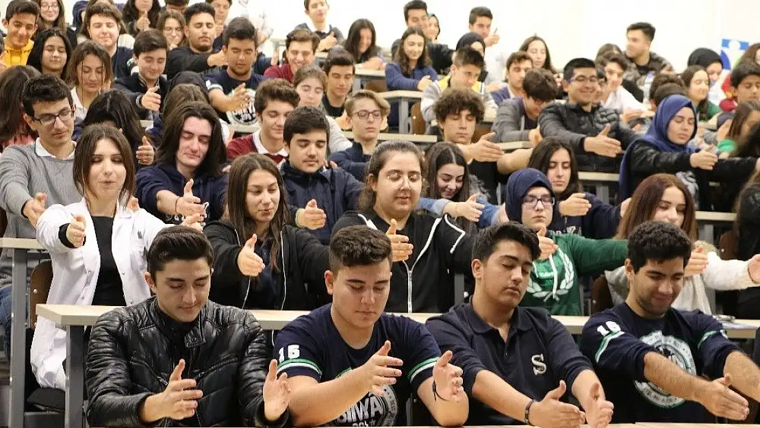 '150 öğrenci aynı anda hipnoz oldu'
