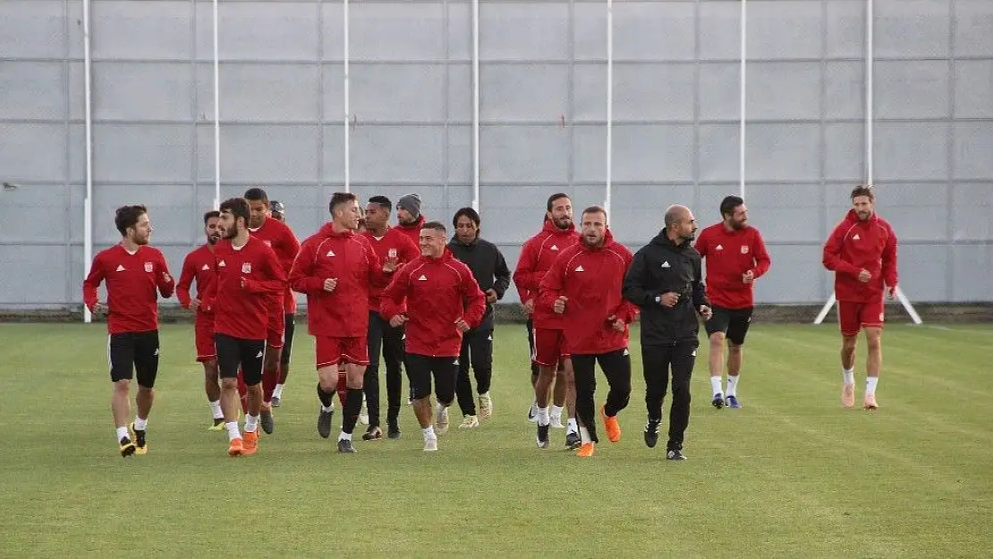 'DG Sivasspor, Beşiktaş maçına yardımcı antrenörlerle hazırlanıyor'