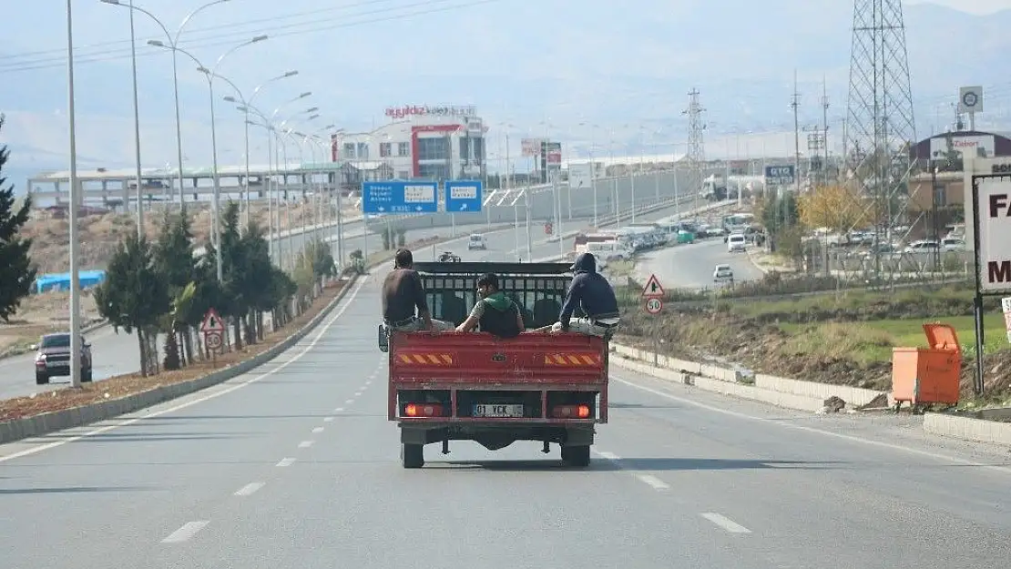'Kamyonet kasasında tehlikeli yolculuk'