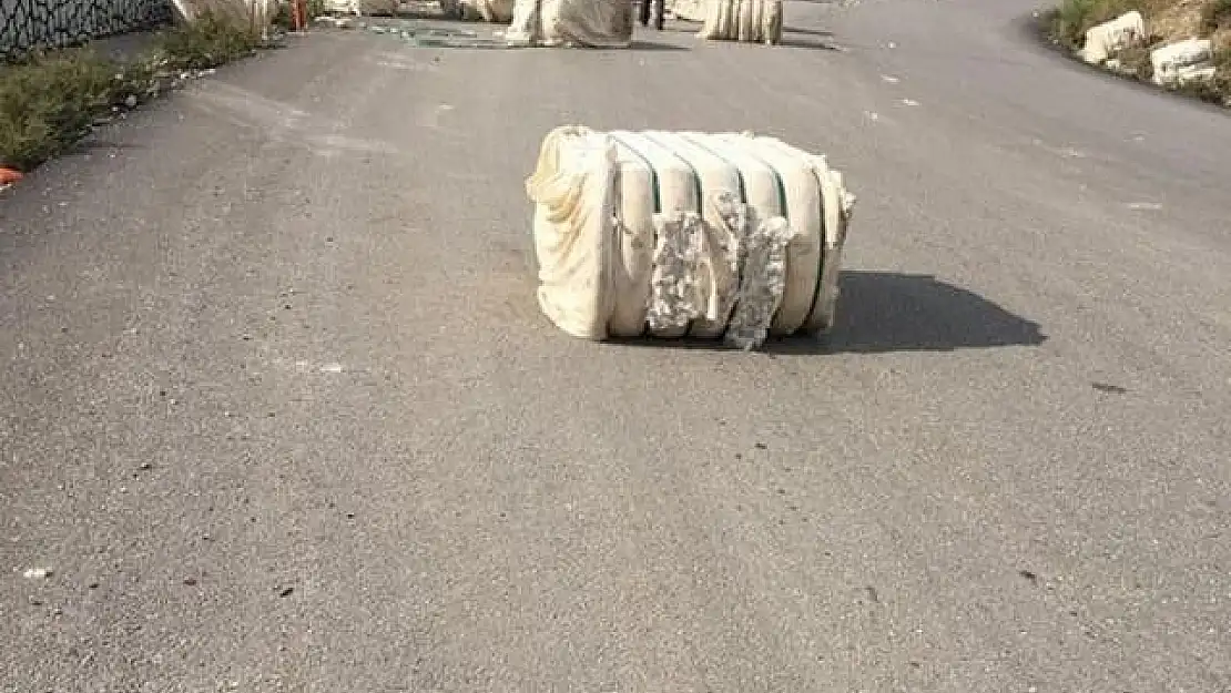 'Yola savrulan pamuk balyaları yolu trafiğe kapattı'
