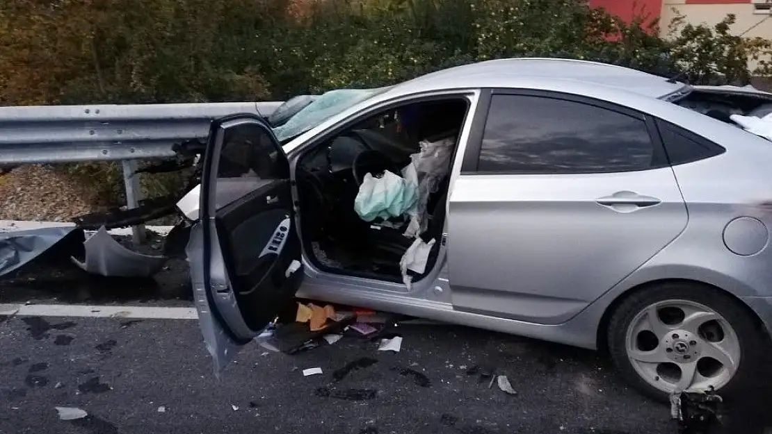 'Otomobil bariyerlere ok gibi saplandı: 1 ölü, 1 ağır yaralı'