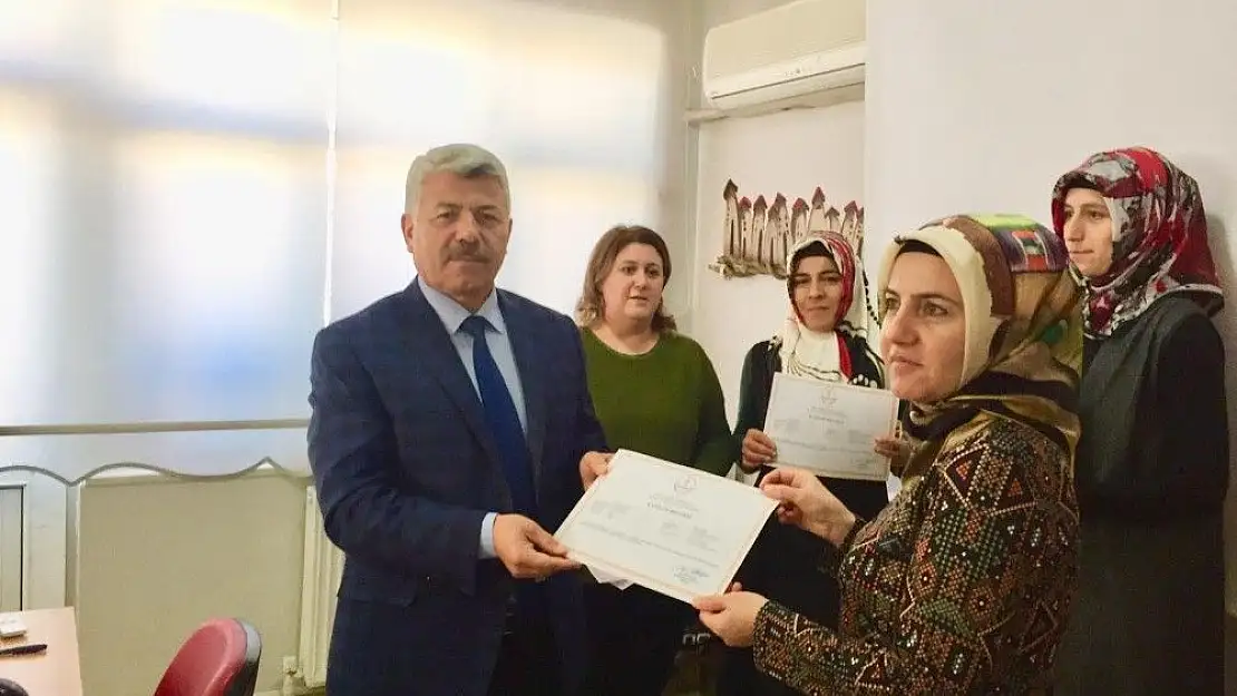 'Bağımlılıkla Mücadele seminerine katılan kursiyerlere belge verildi'