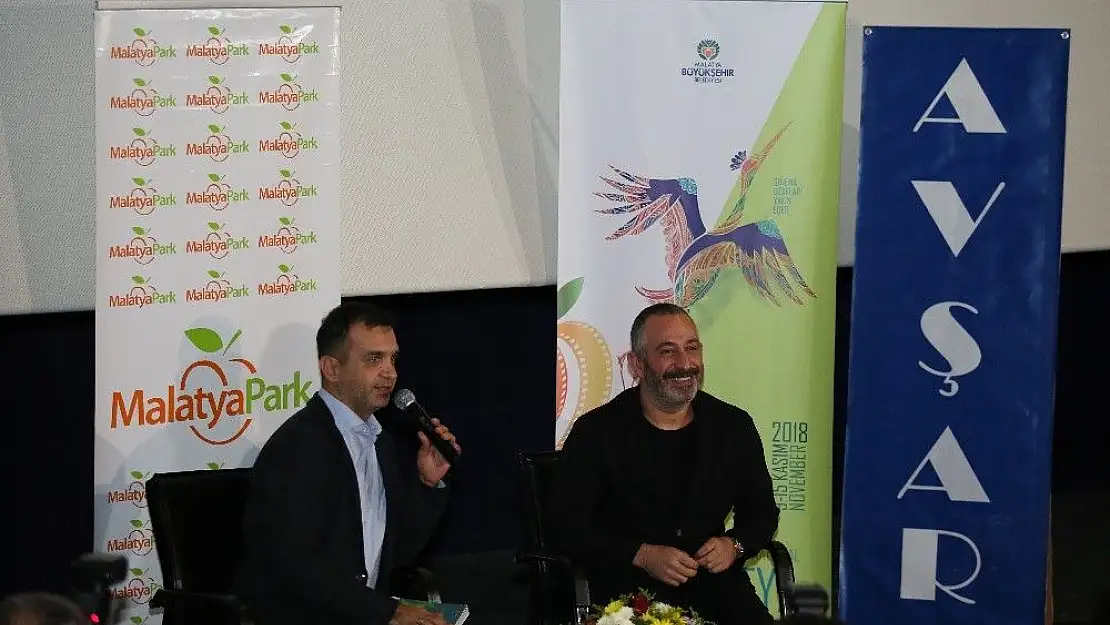 'Cem Yılmaz esprileriyle yine kırdı geçirdi'