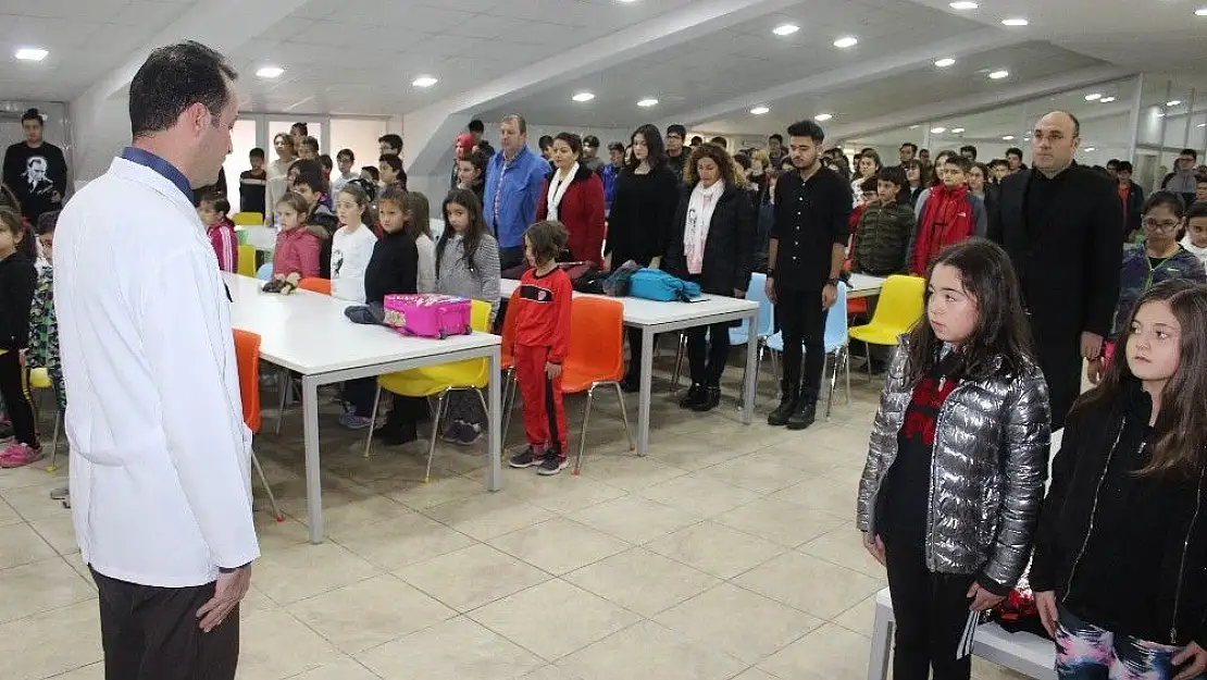 'CÜ Vakfı Okulları Atatürk´ü andı'