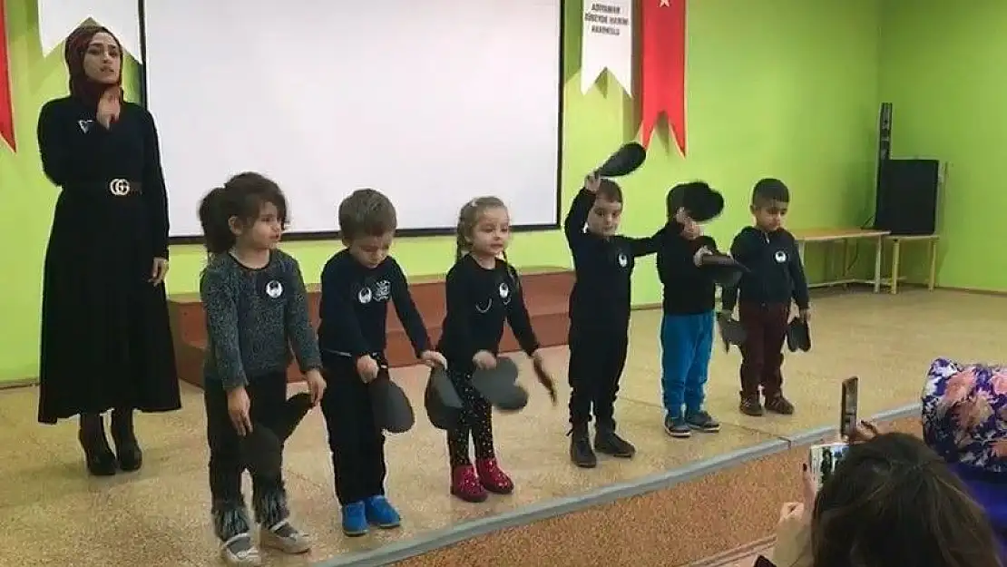 'Minikler Atatürk´ü işaret dile eşliğindeki gösteri ile andı'