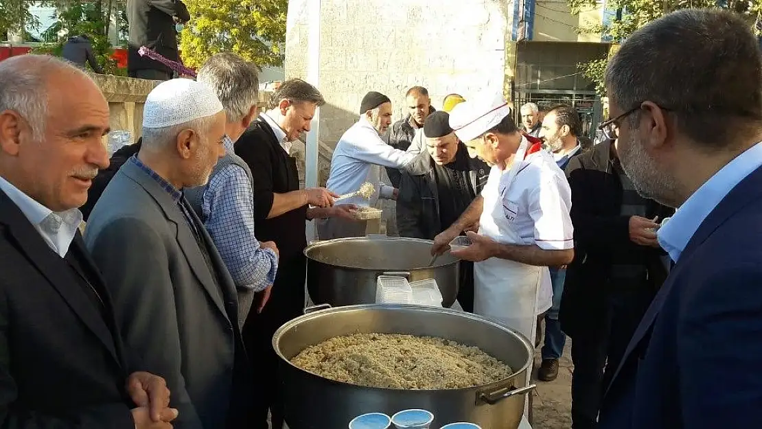 'Cemaate pilav dağıtıldı'