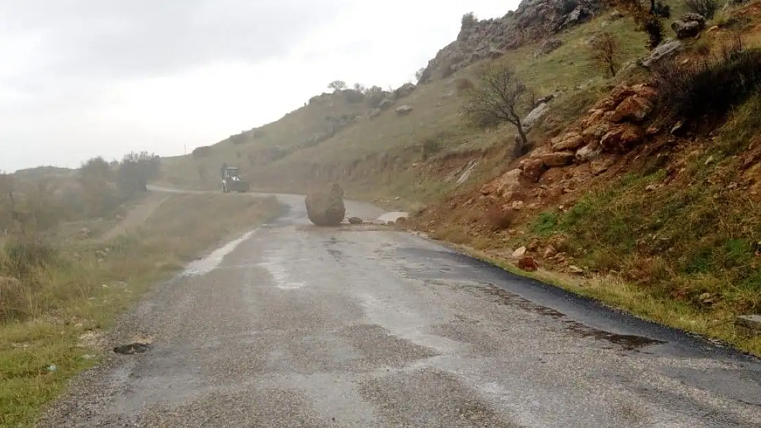 'Tonlarca ağırlığındaki kayalar karayoluna düştü'